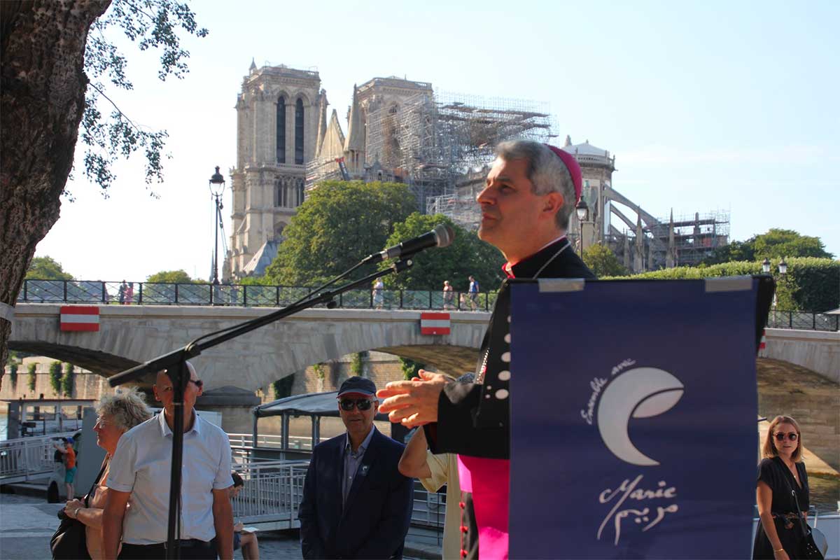 Mgr Denis JACHIET lors d'une rencontre devant la Cathédrale Notre-Dame en 2019