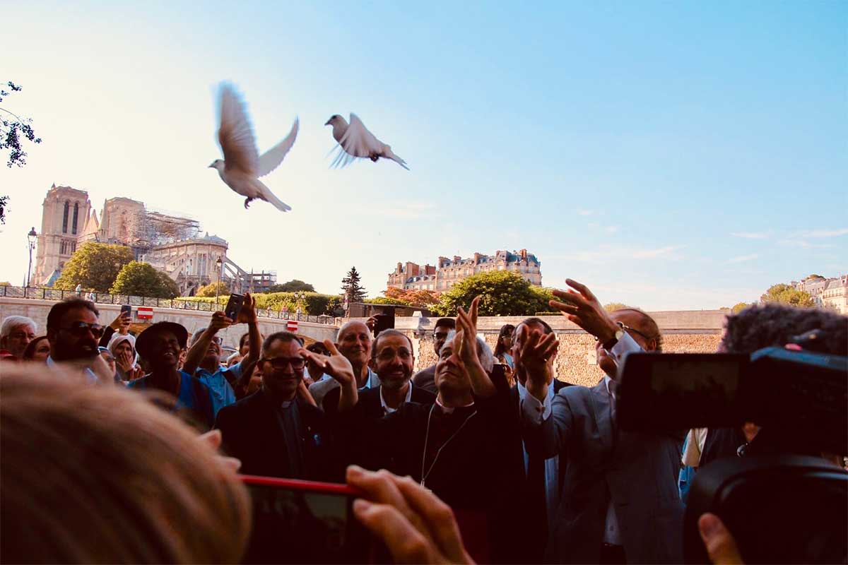 Mgr Denis JACHIET lors d'une rencontre devant la Cathédrale Notre-Dame en 2019