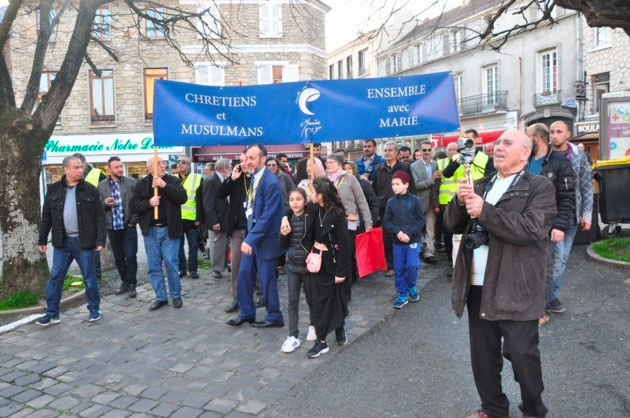 Marche entre une mosquée et une église à Pontoise