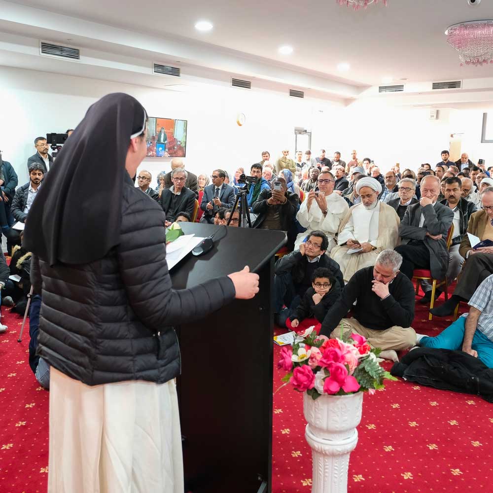 Une religieuse intervient lors d'une rencontre dans une mosquée